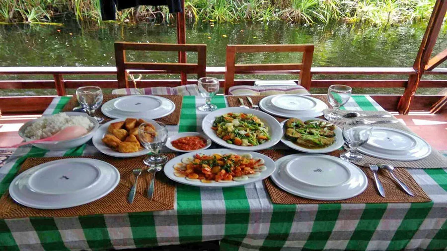 conscioustravel.id orangutan-tourklotok-tanjung-puting-kalimantan- SLIDE Traditional food